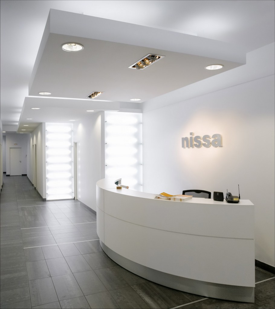 Стильные стойки ресепшн