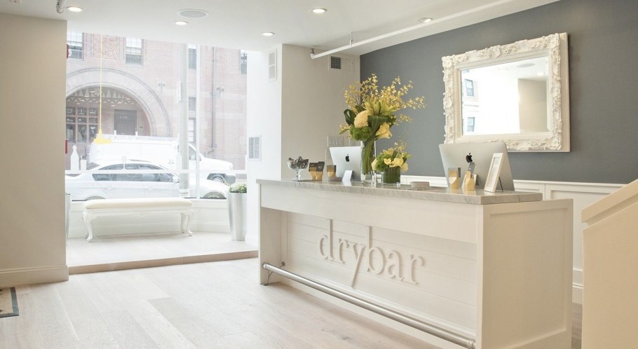 Офис в светлых тонах