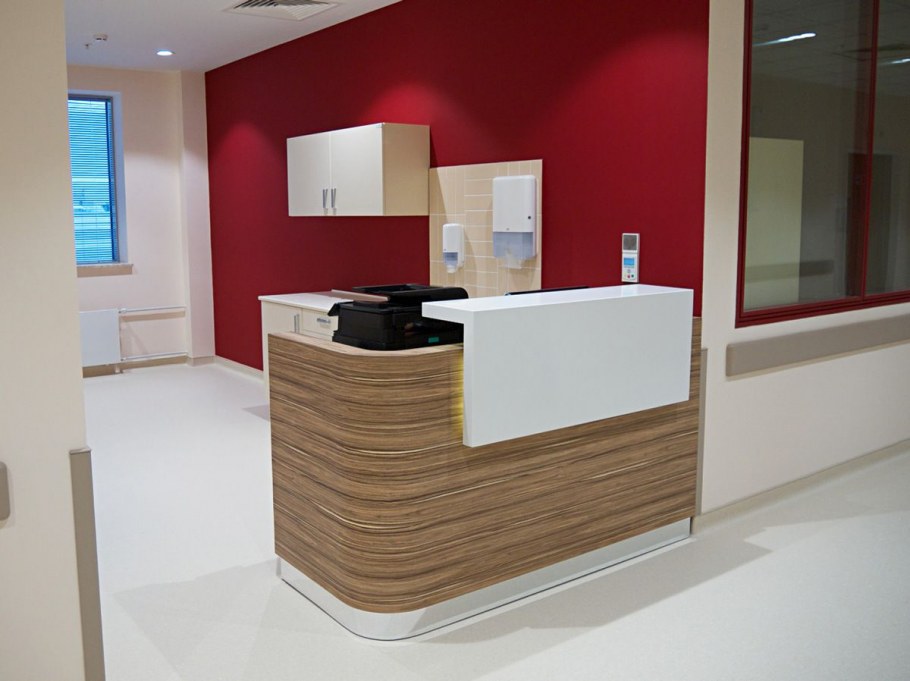 Стойки ресепшн в интерьере