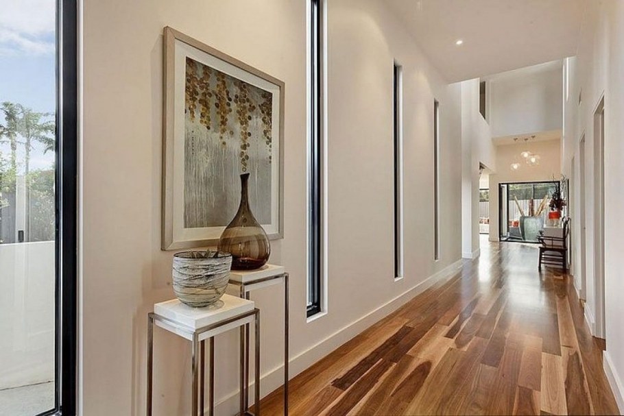 Декор стен в прихожей в современном стиле