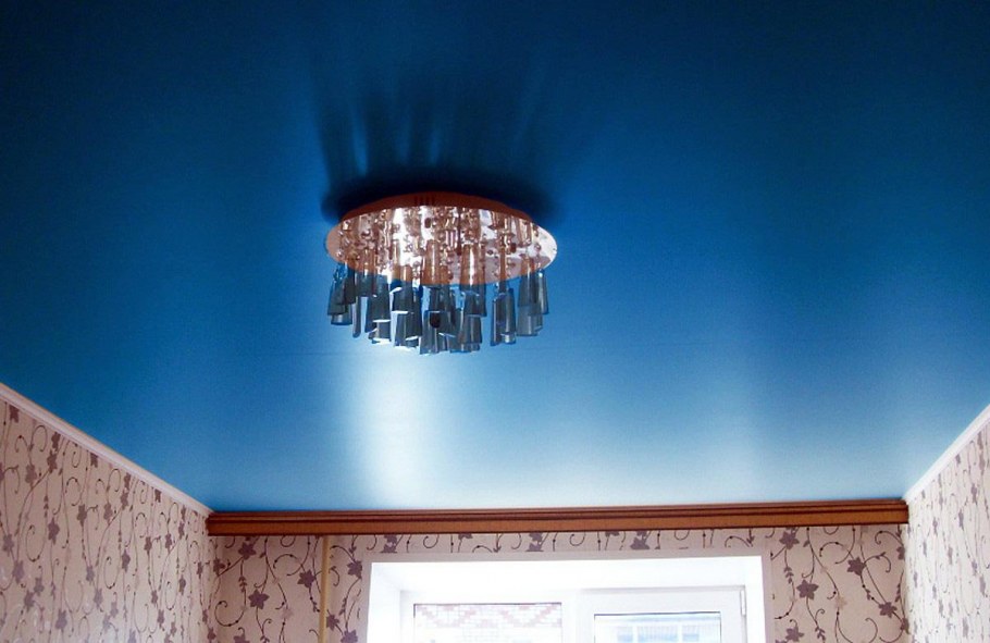 Глянцевый или матовый натяжной потолок