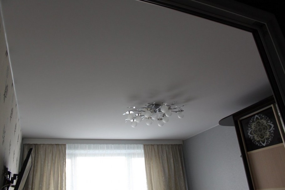 Дескор белый натяжной потолок