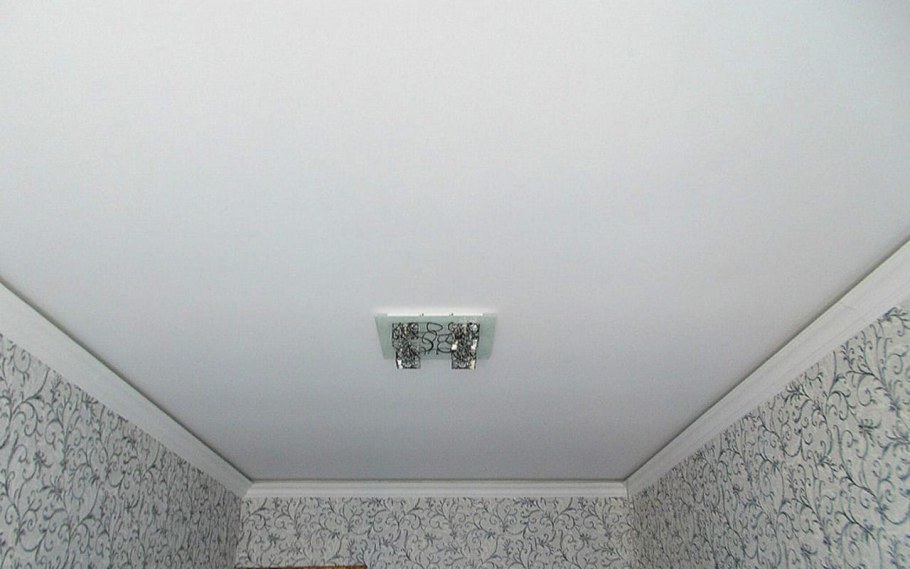 Матовый натяжной потолок м110