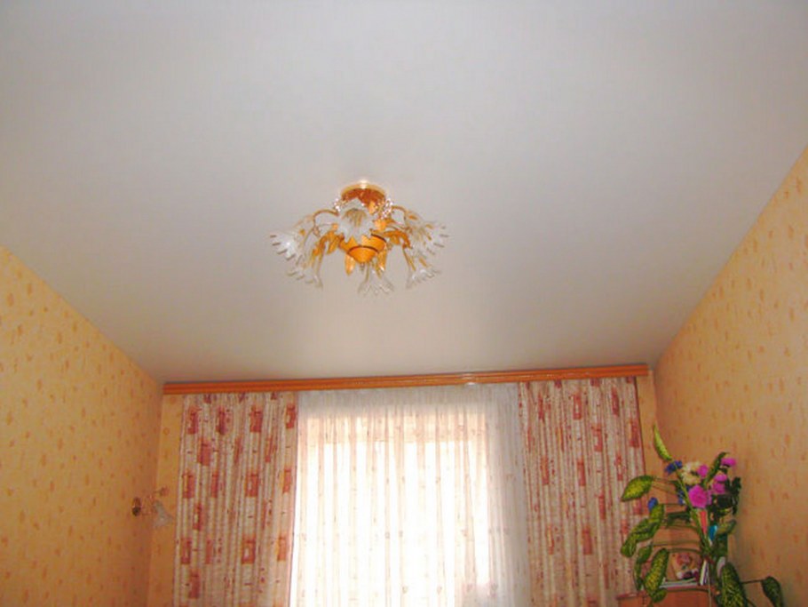 Натяжной потолок белый матовый