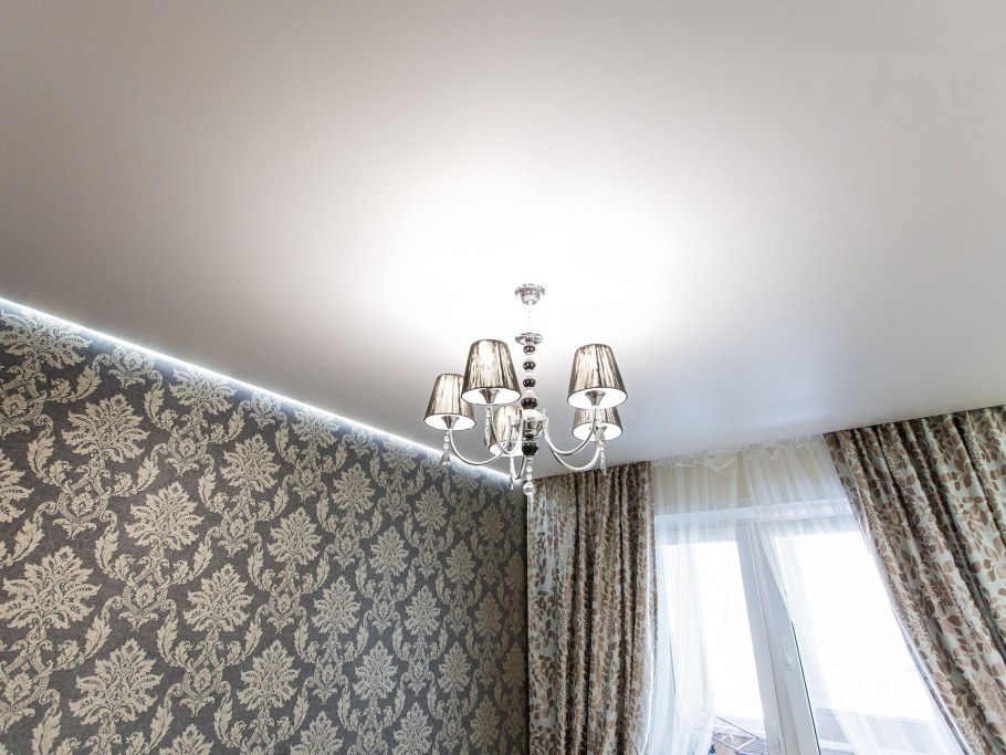 Белый сатиновый натяжной потолок