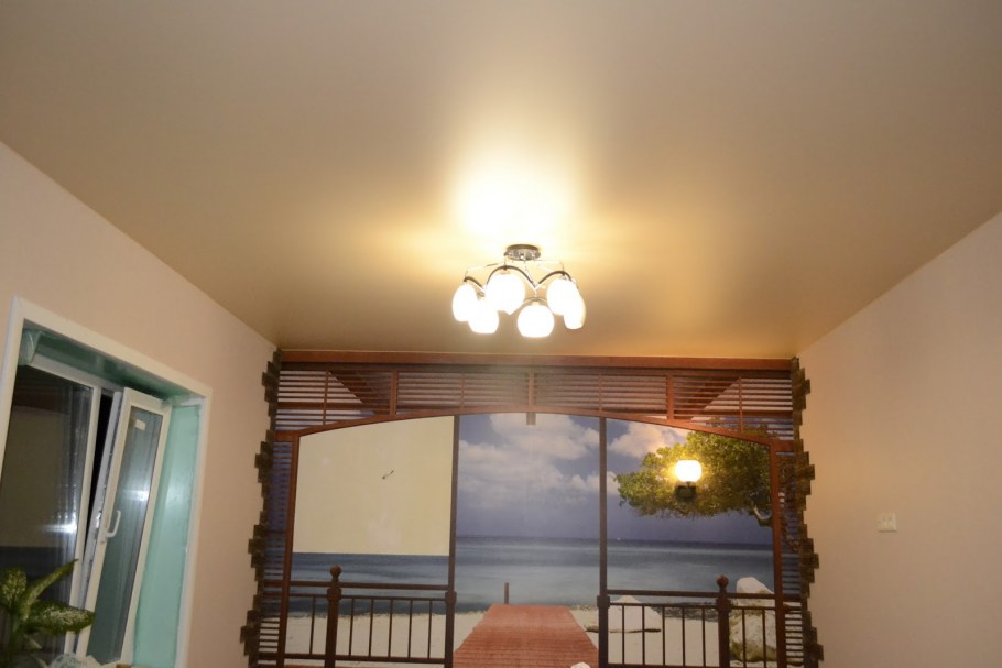 Сатиновый потолок в прихожей