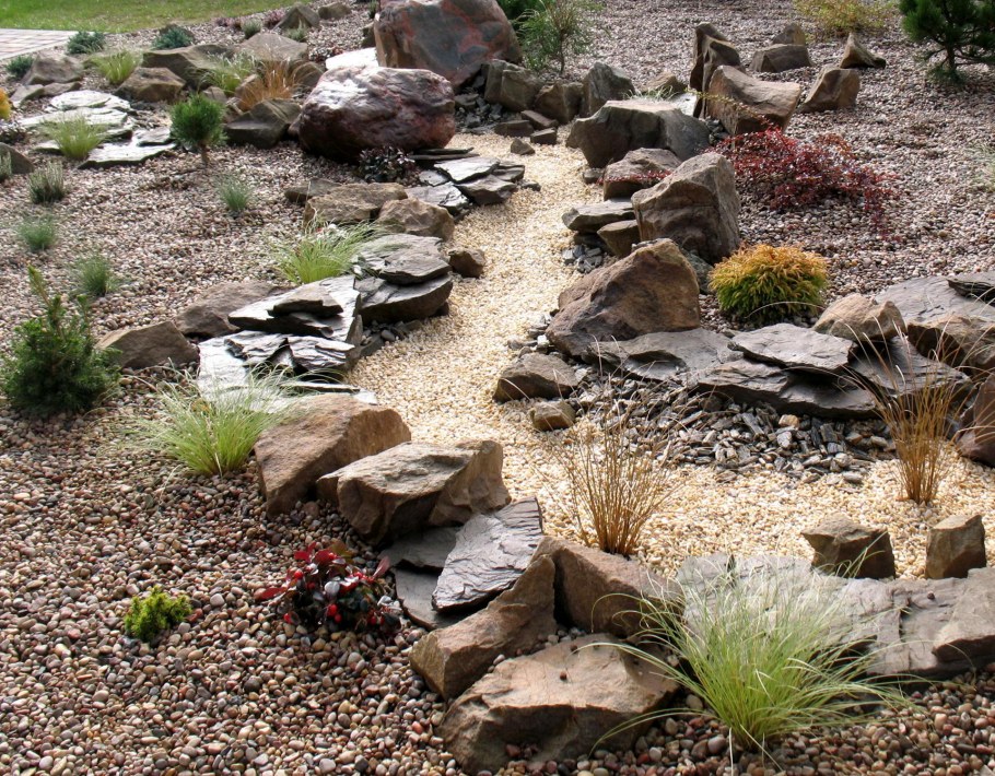 Альпийская горка с прудиком