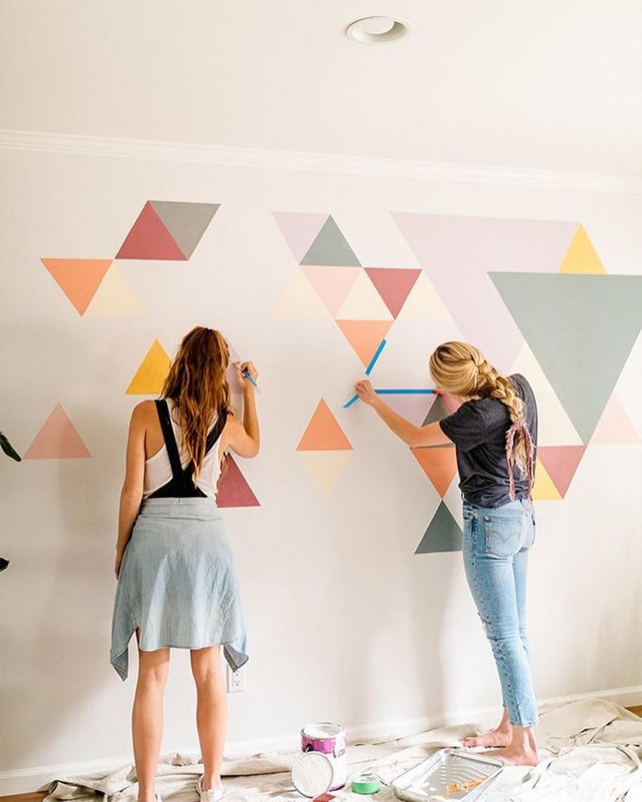 Геометрический узор на стене в коридоре