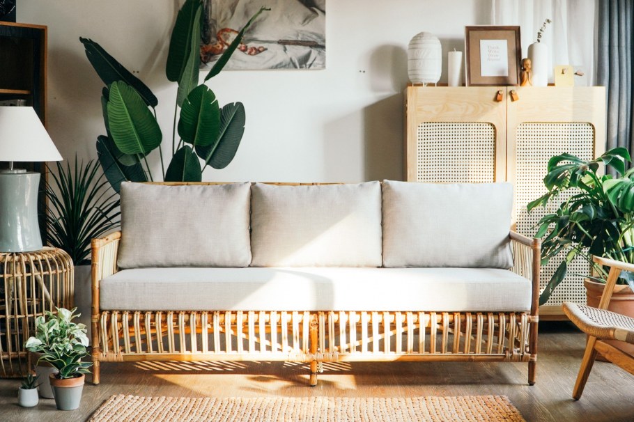 Разноцветные диваны в интерьере