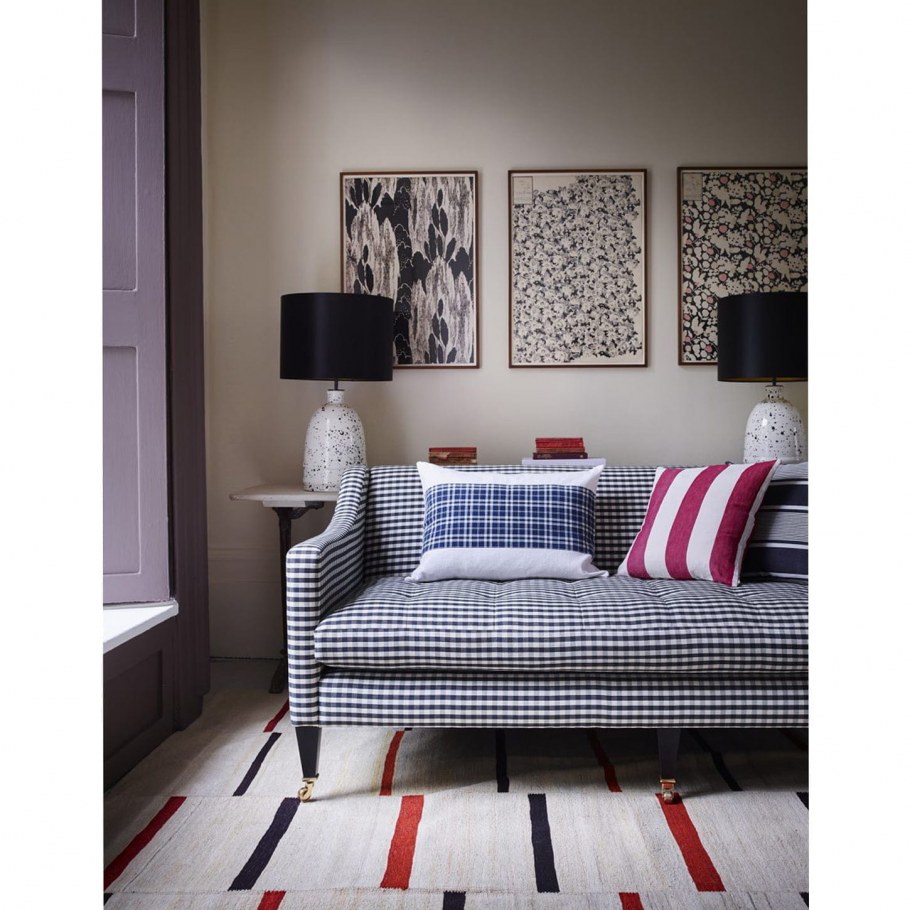 Розовый диван в интерьере