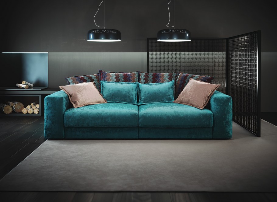 Розовый диван в интерьере