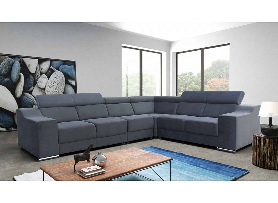 Красивая комната с диваном