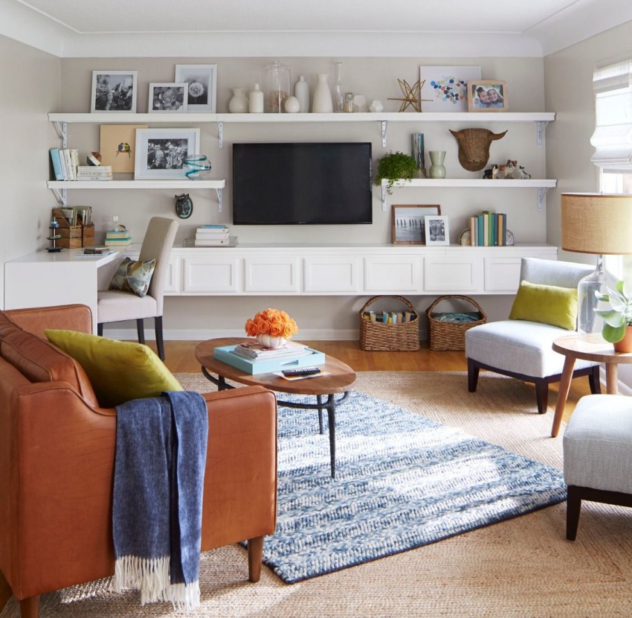 Полки на стену с телевизором в интерьере