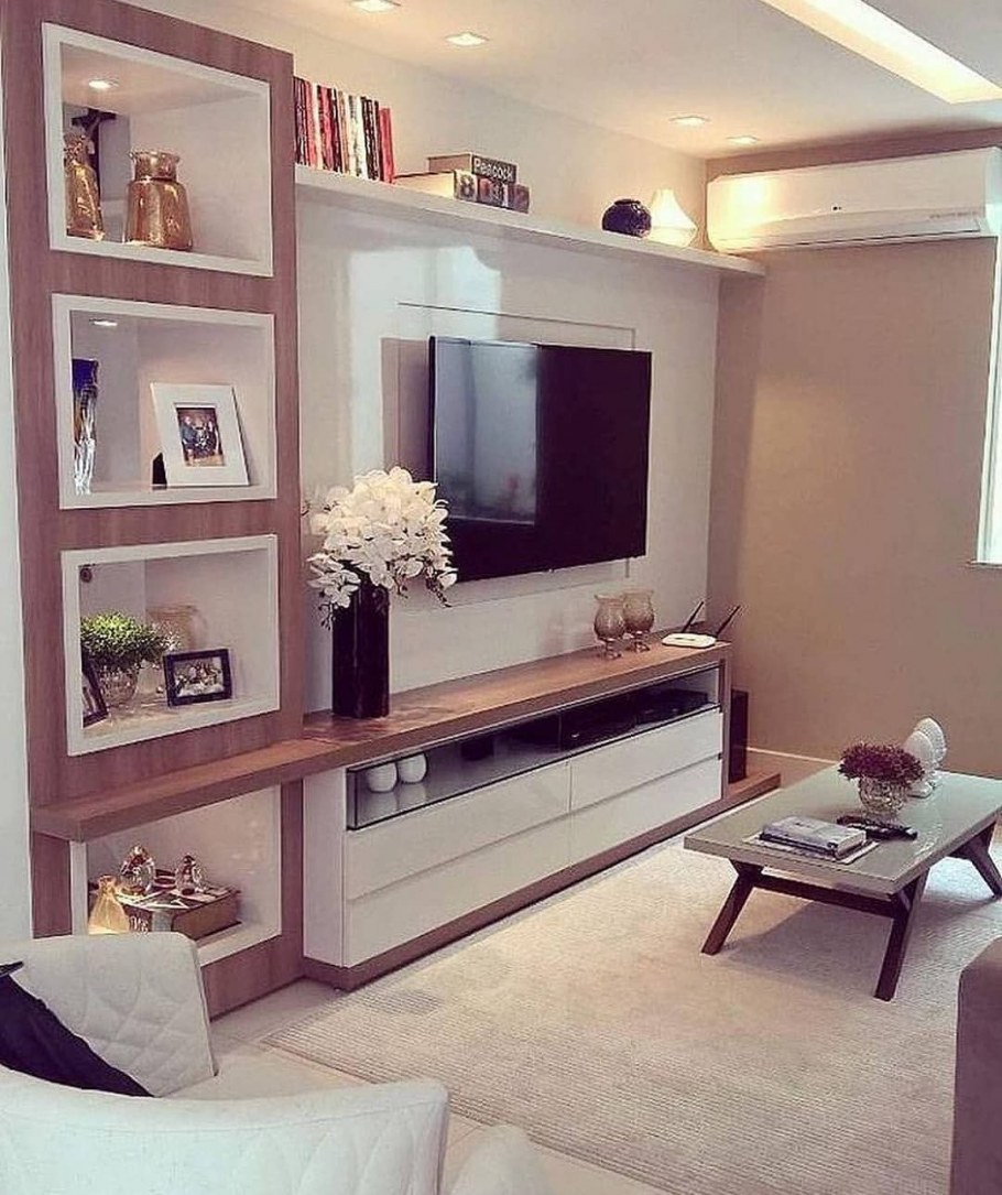 Телевизор на стене с полками