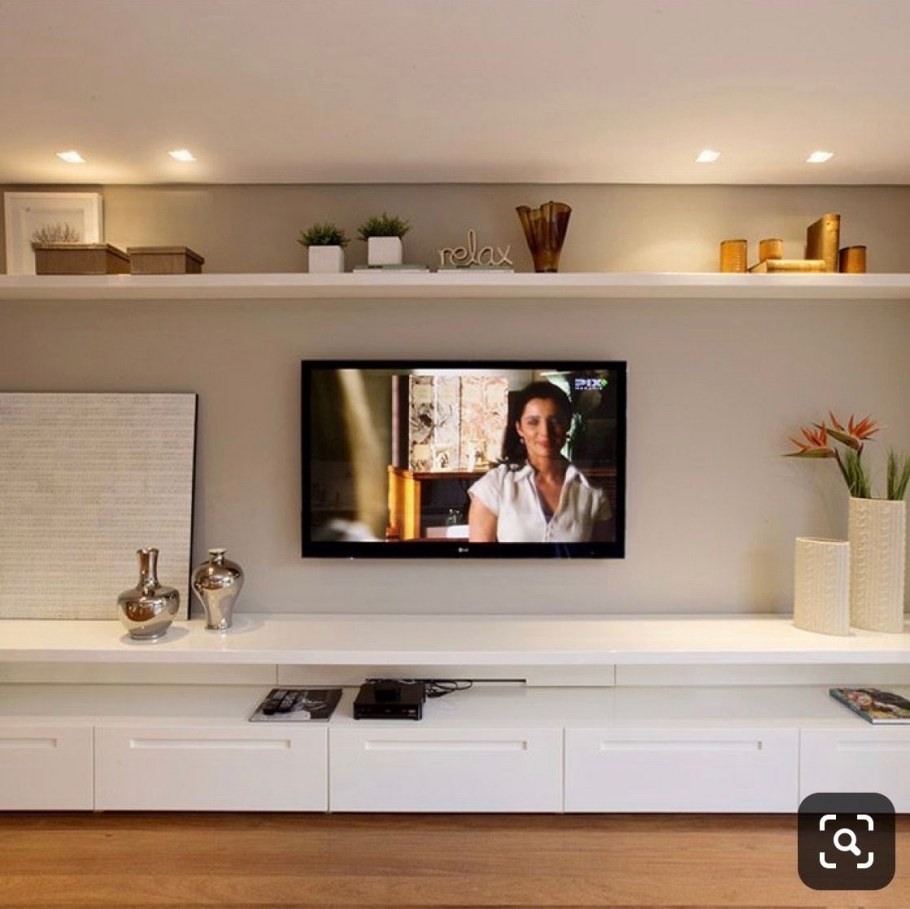 Полки над телевизором в гостиной