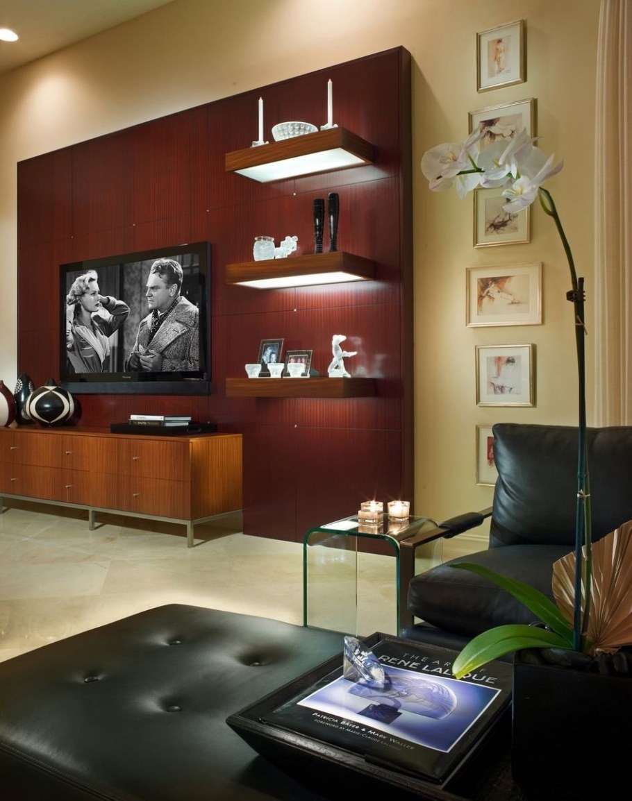 Стеллаж рядом с телевизором