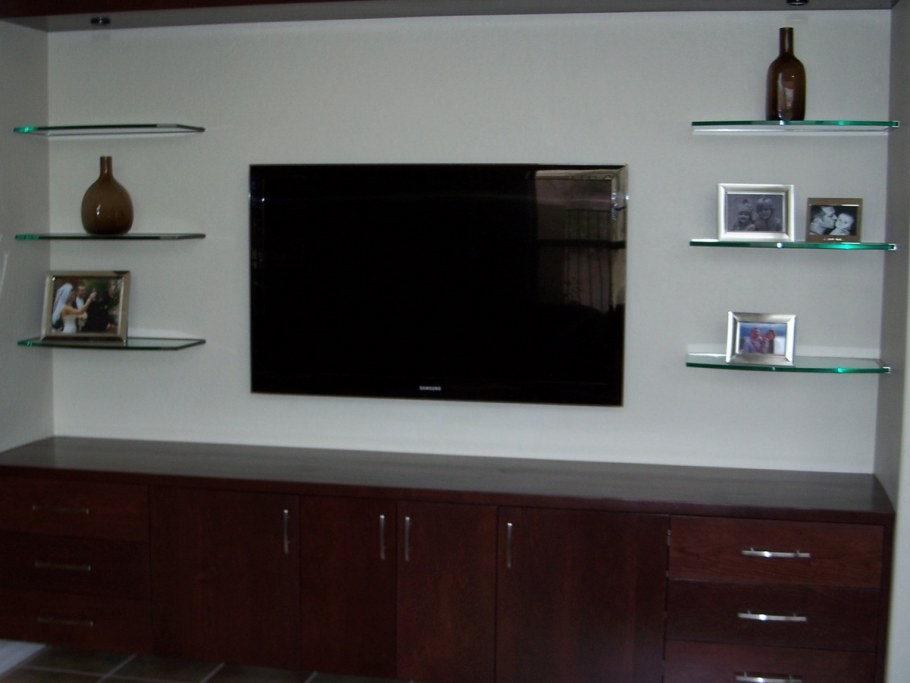 Гостиная с полками на стене