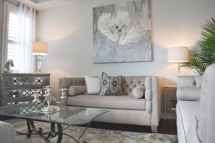 Серебристые обои в интерьере гостиной