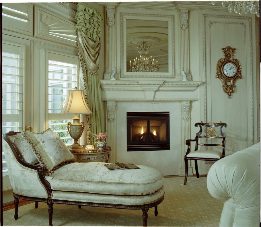 Камин в классическом интерьере