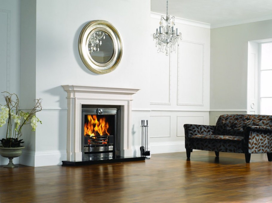 Гостиная с камином в классическом стиле в светлых тонах в доме