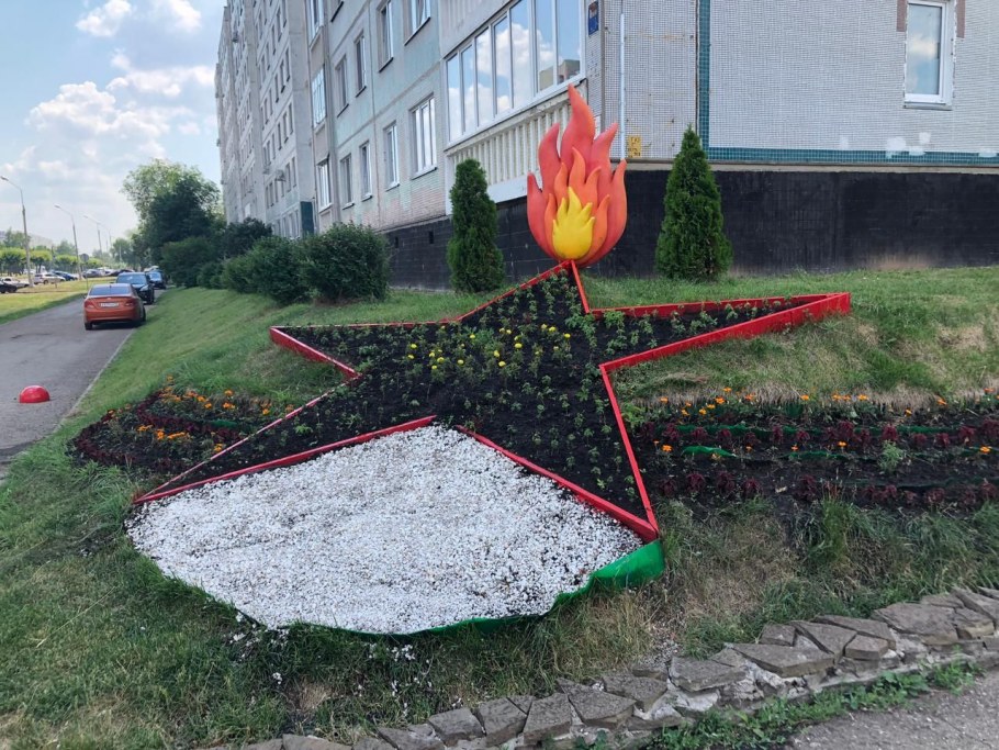 Цветочные часы в Костроме на набережной