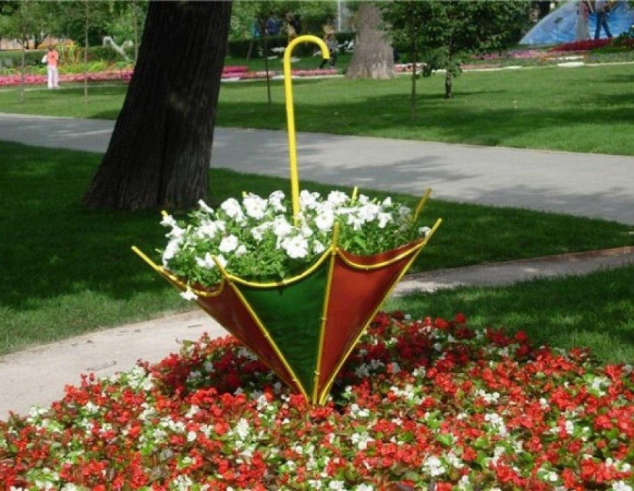 Памятник с клумбой