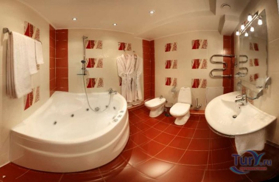 Ванная комната с джакузи и туалетом