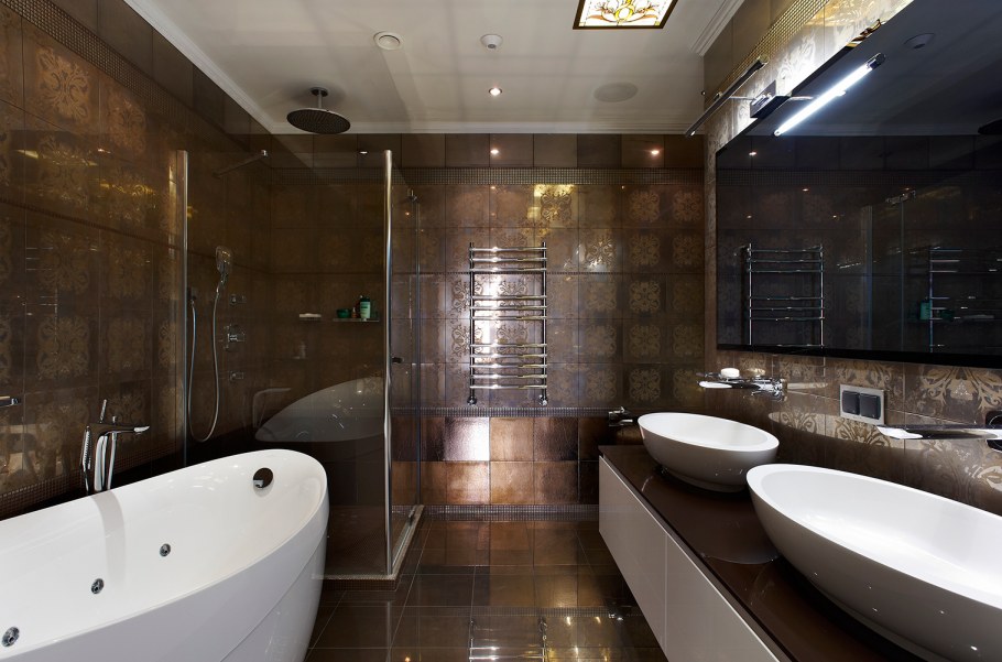 Ванная комната с джакузи и туалетом