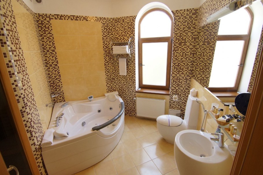 Ванная комната с джакузи и туалетом