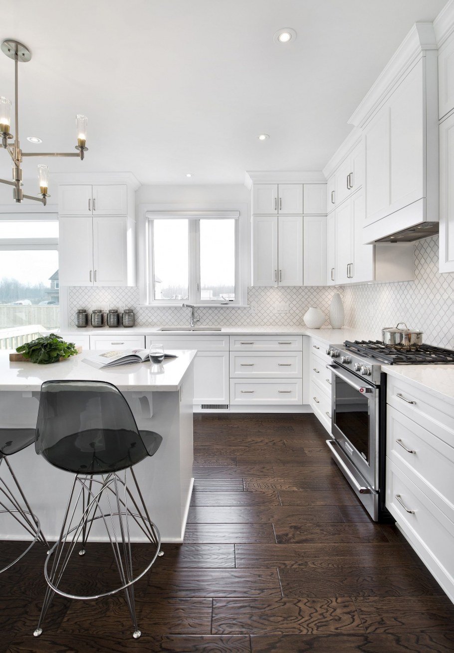 Белая кухня коричневый пол