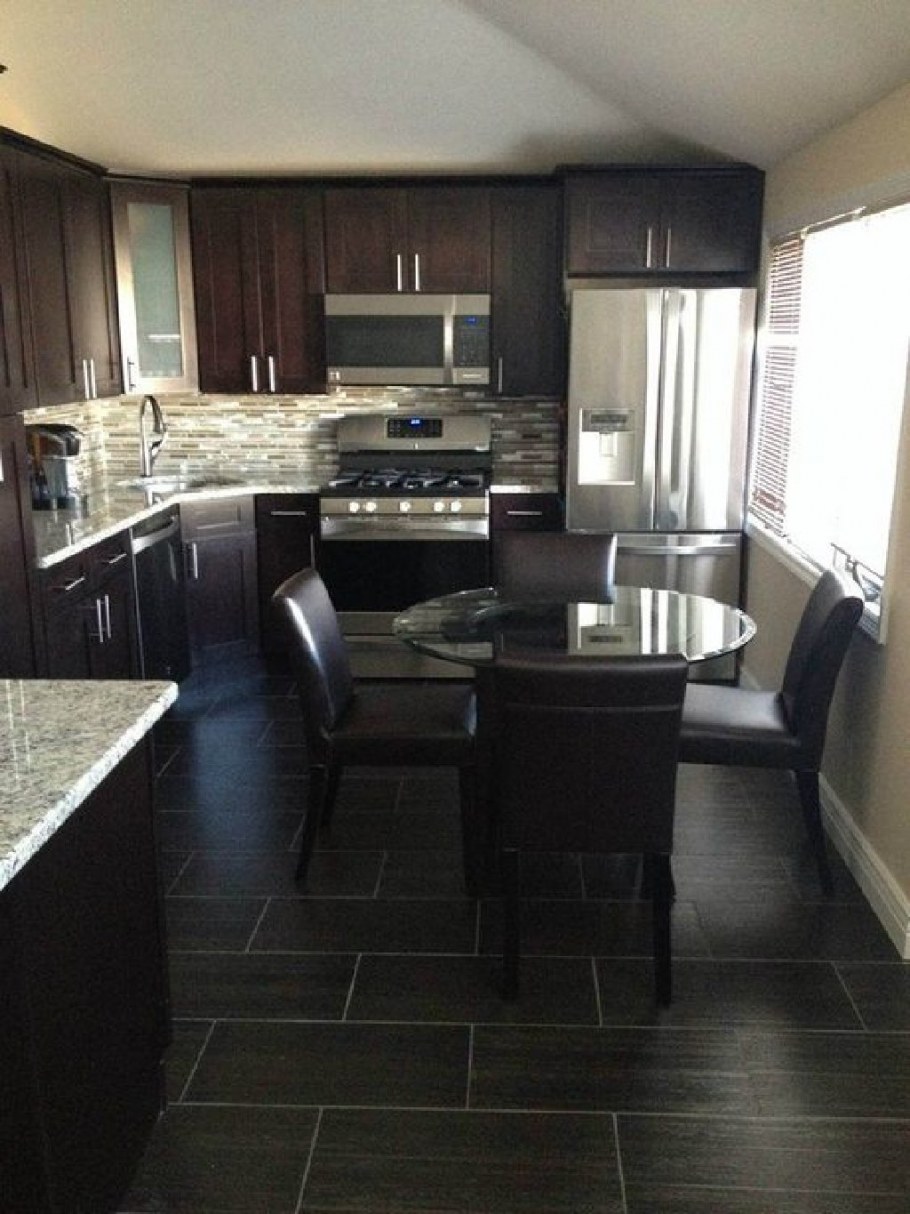 Кухня с темным полом