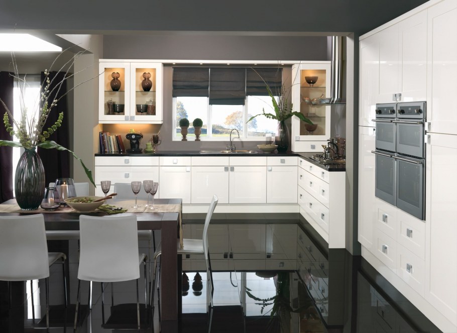 Кухня с темным полом