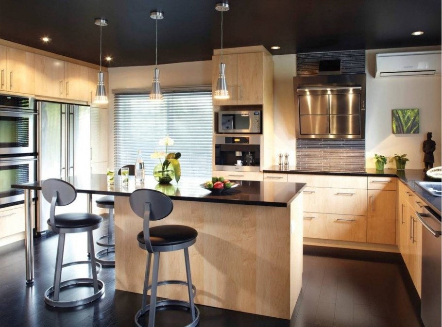 Кухня с темными полами