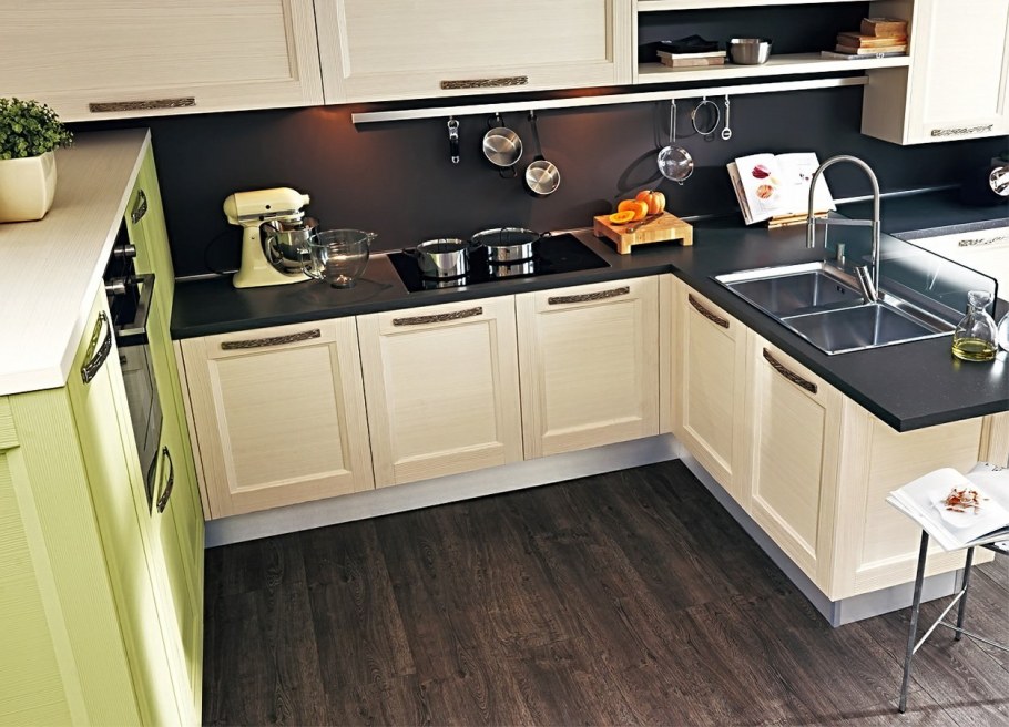 Светлая кухня темный пол