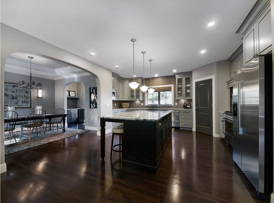 Кухня с темным полом