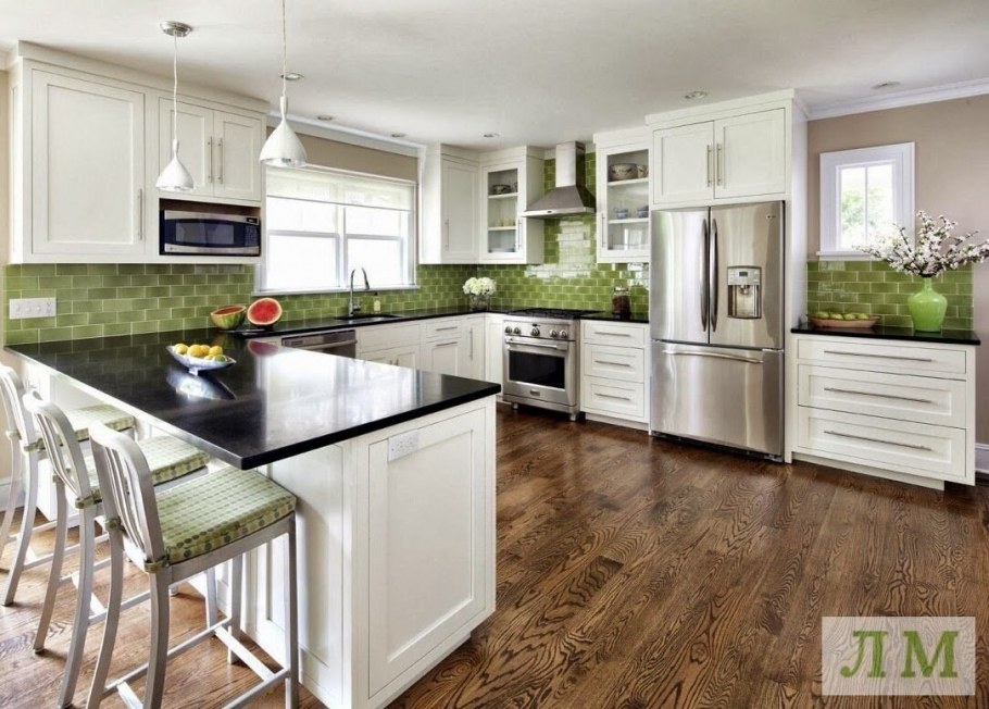 Светлая кухня темный пол