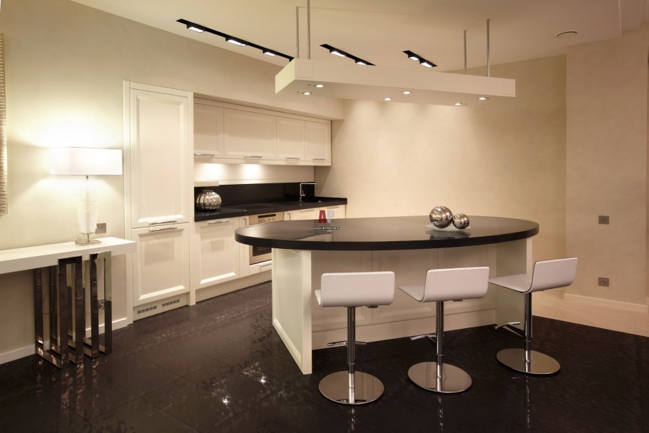 Светлая кухня темный пол