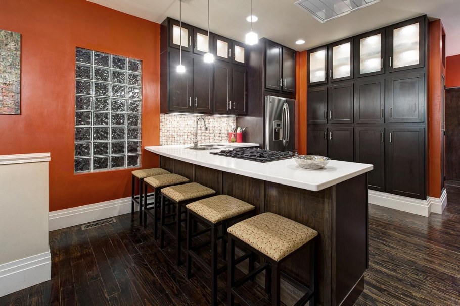 Интерьер кухни с темным полом