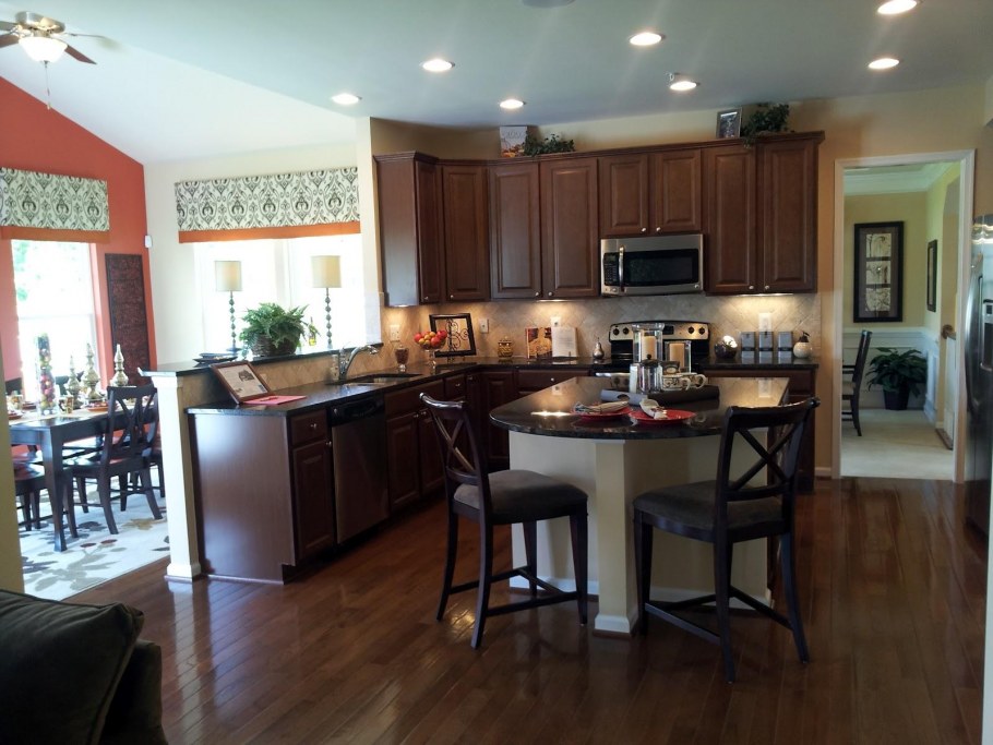 Темная кухня в Светлом интерьере