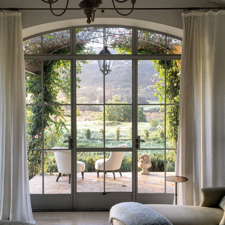 Дом с панорамными окнами с видом на море