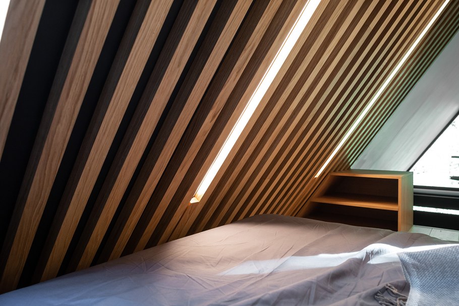 Дерево в интерьере ресторана