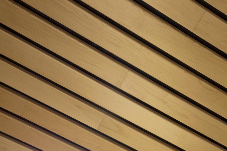 Потолок деревянный реечный в современном стиле