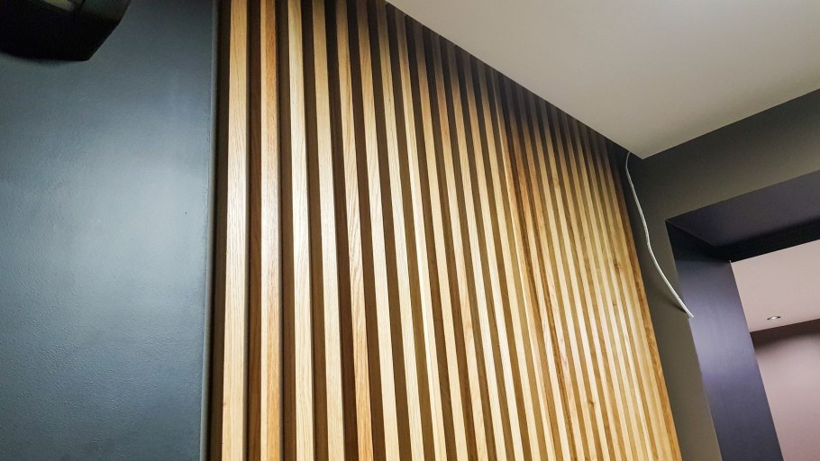 Декор стены деревянными рейками