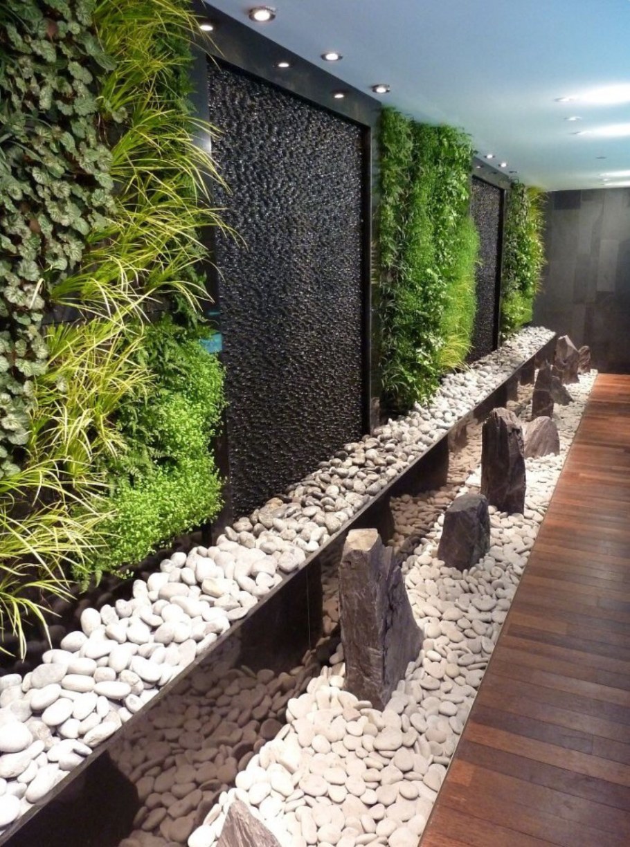 Интерьерный водопад по стеклу