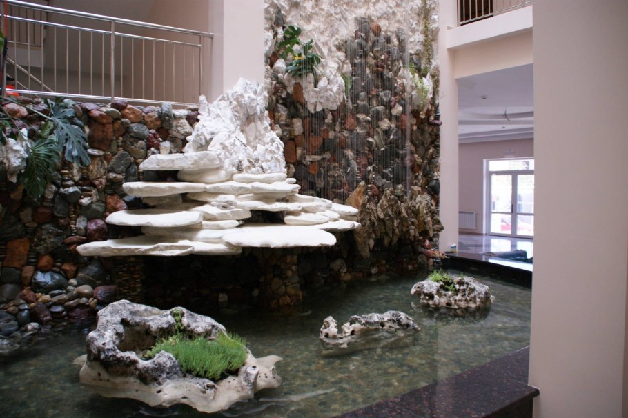 Искусственные водопады по стеклу