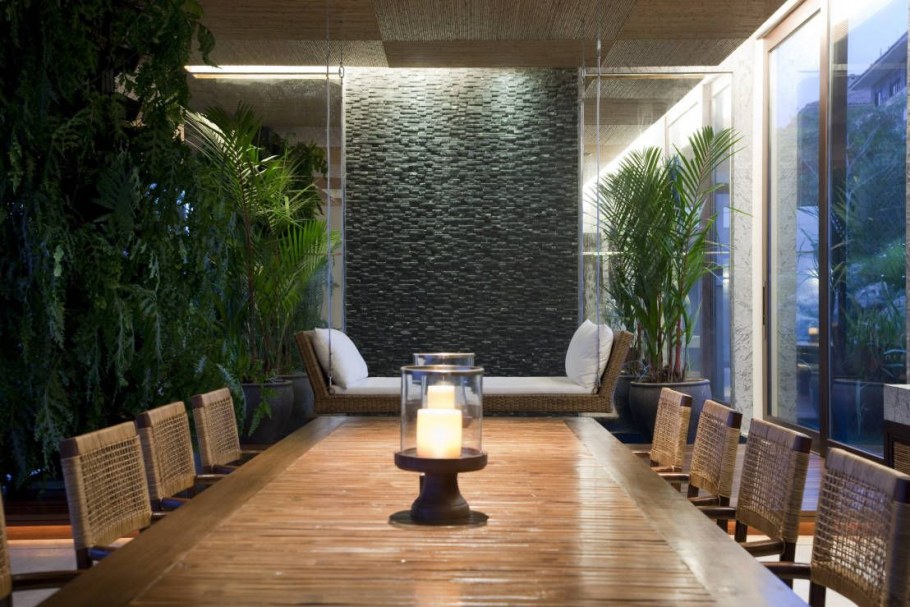 Декоративная стена из камня в саду