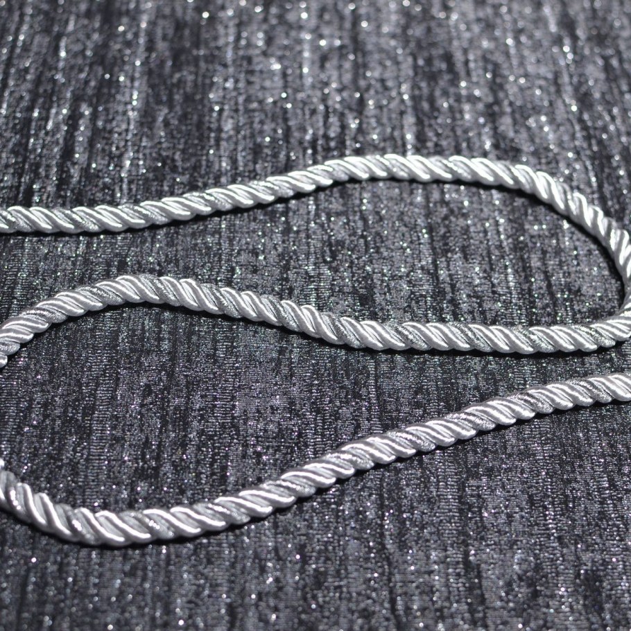 Декоративный шнур на липкой основе.