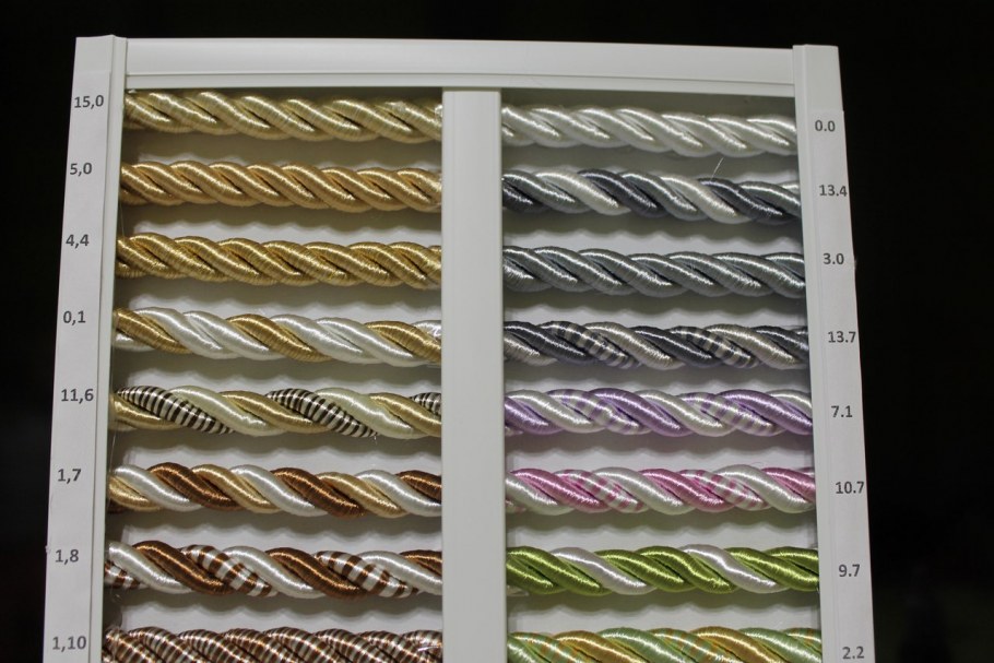 Отделка натяжного потолка шнуром