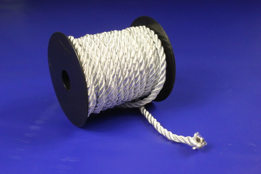 Веревка на потолке