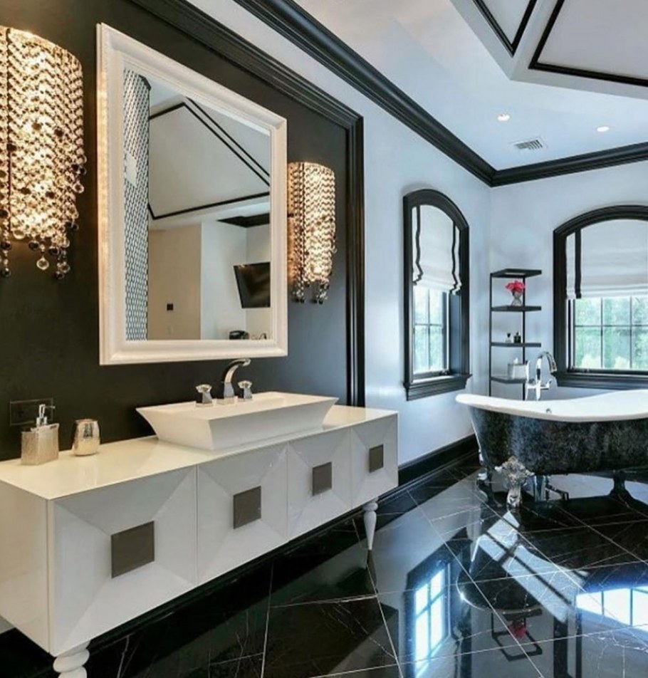 Интерьер гостевого туалета с каменной раковиной